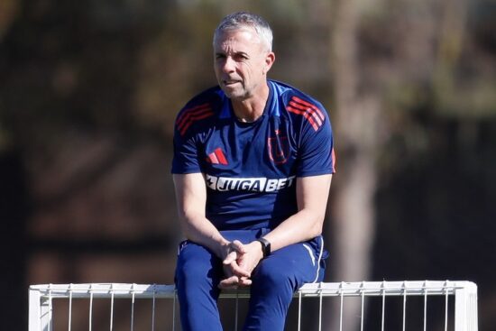 Gustavo Álvarez sentado sobre un arco de entrenamiento.