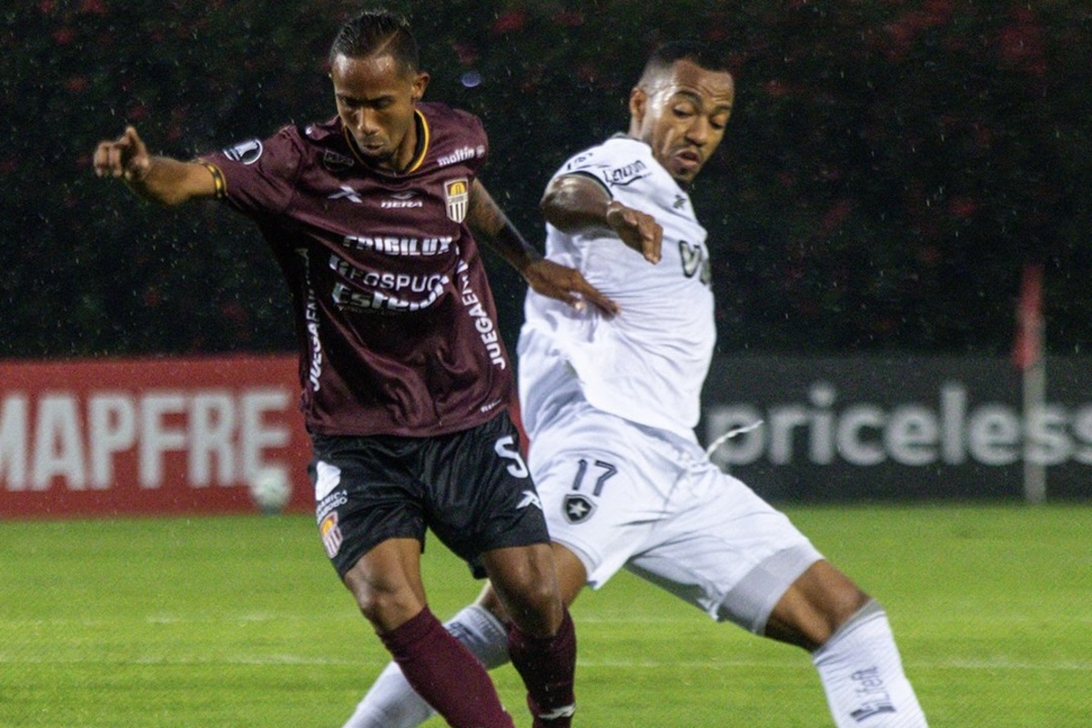 Jugadores de Carabobo y Botafogo disputando el partido.