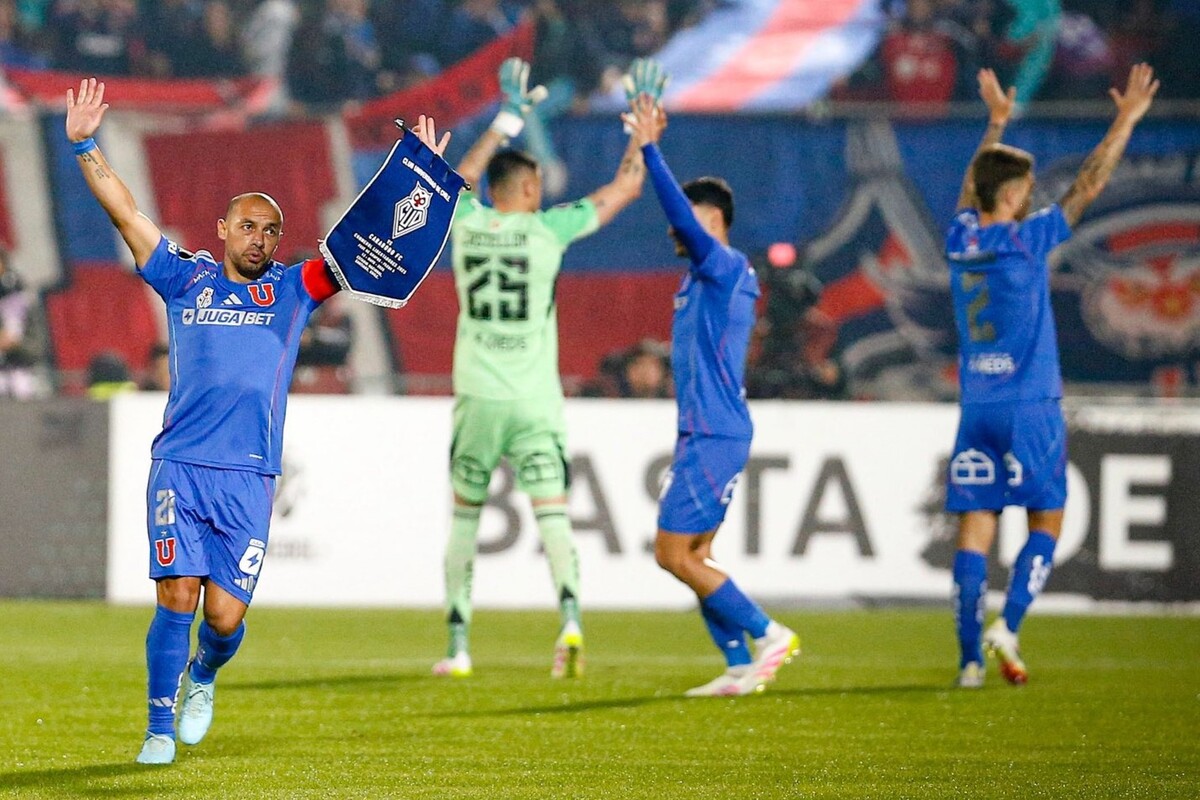 Jugadores de la U saludando a los hinchas.