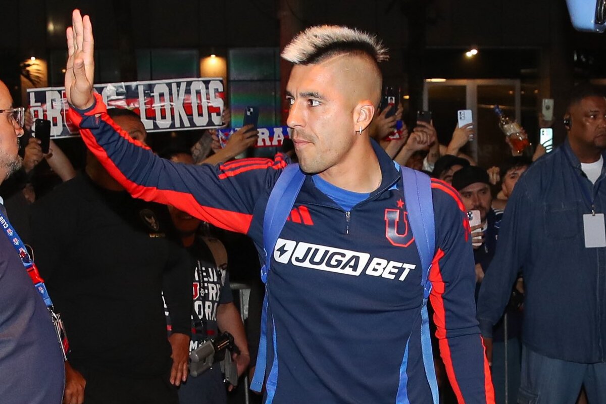 Leandro Fernández saludando a los hinchas de Universidad de Chile en Brasil.