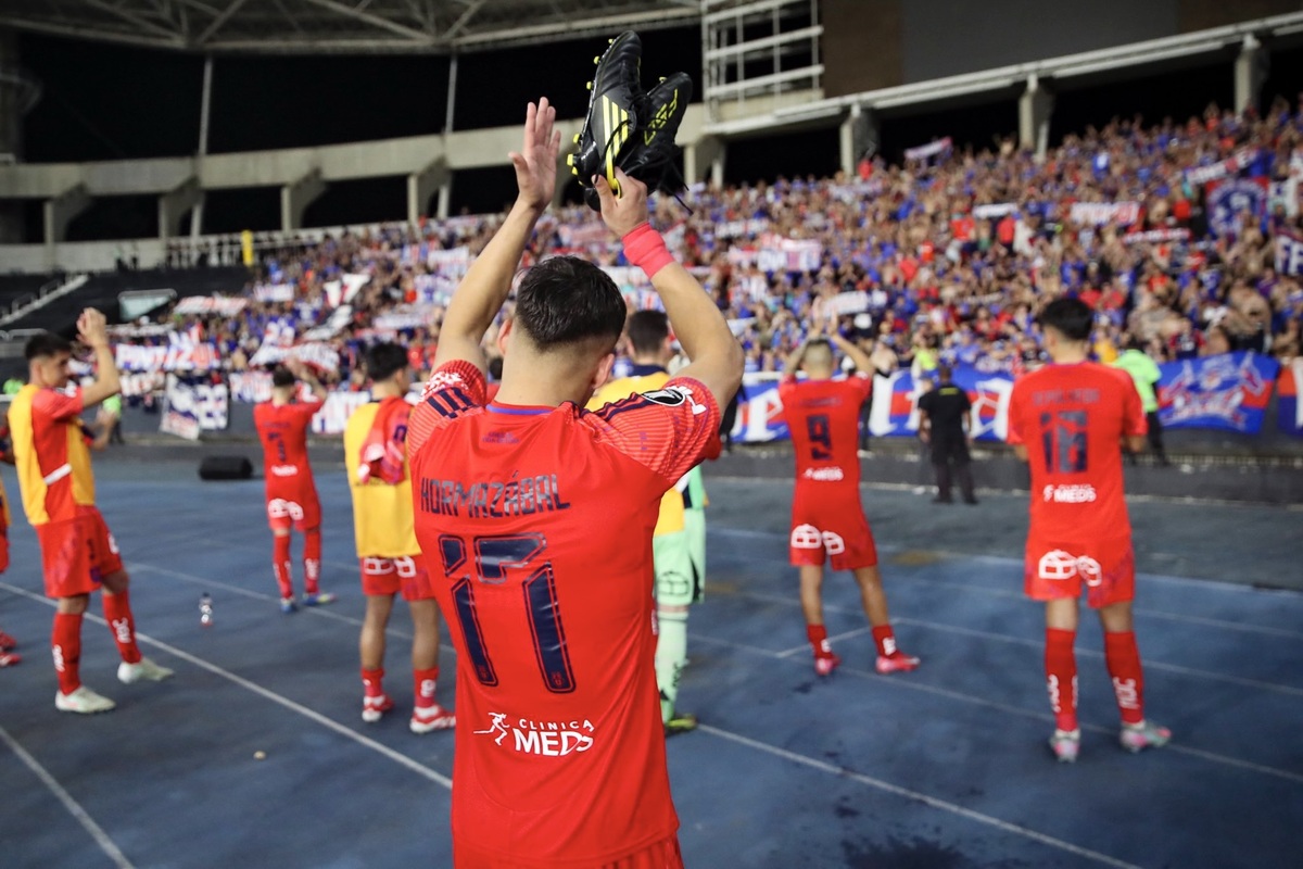 La U aplaude a los hinchas que llegaron hasta Río de Janeiro a alentarlos.