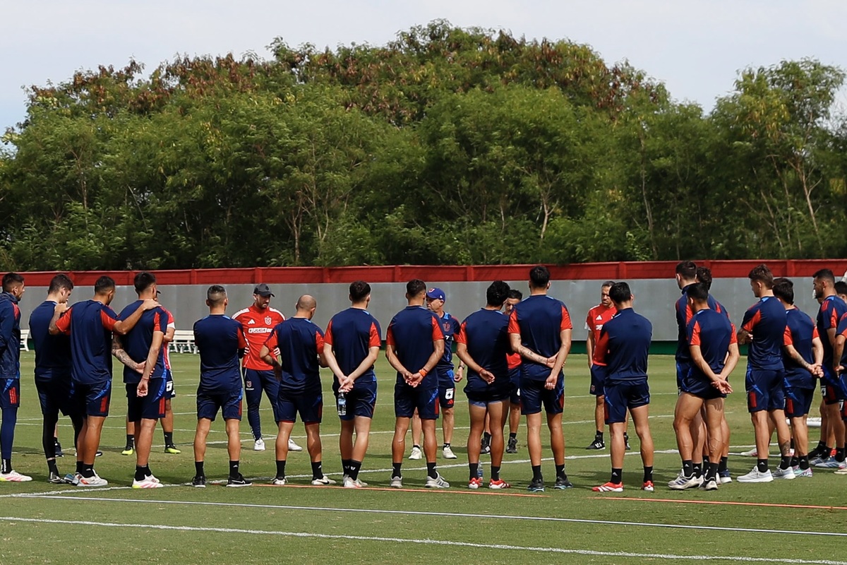 Gustavo Álvarez dirigiendo una práctica en la U.