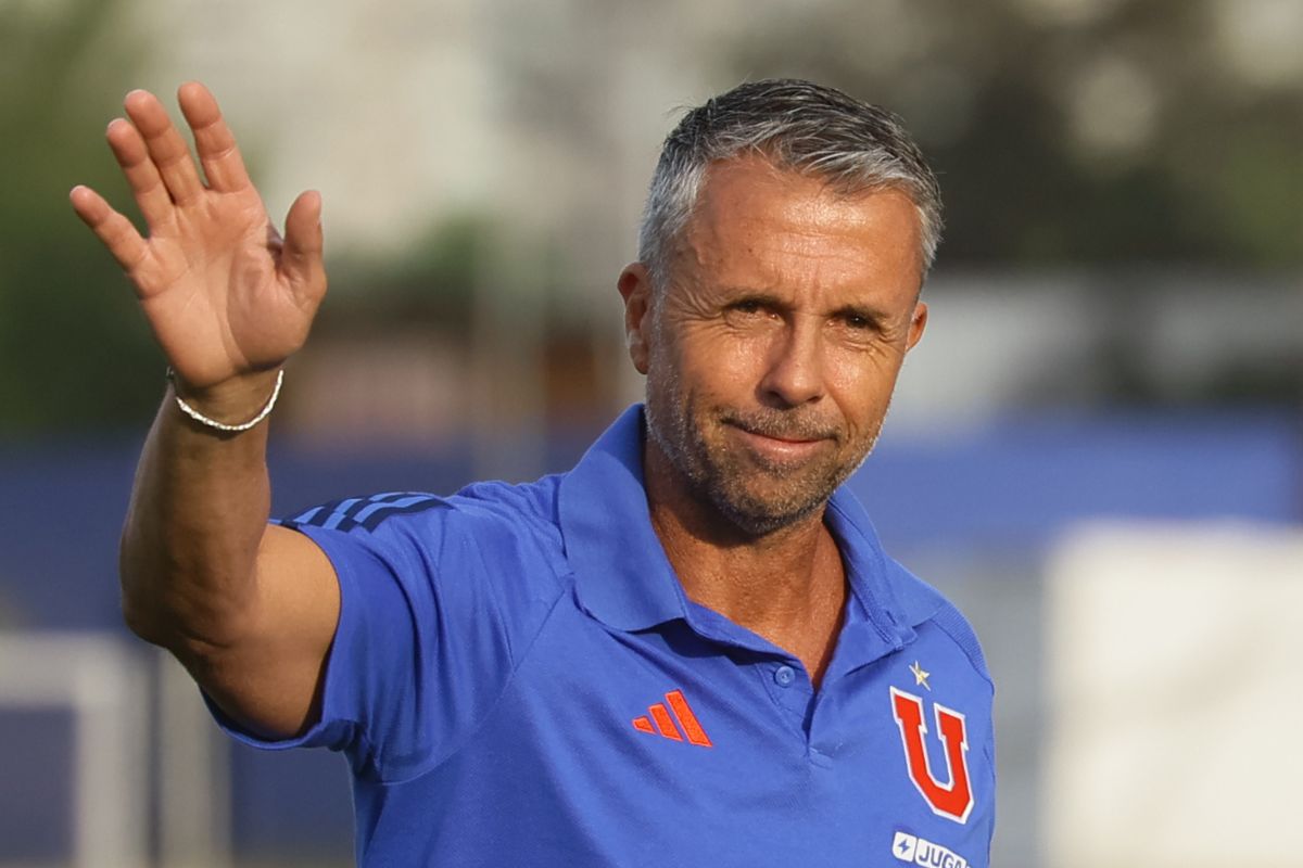 Gustavo Álvarez recibiendo el cariño de la hinchada azul (1)