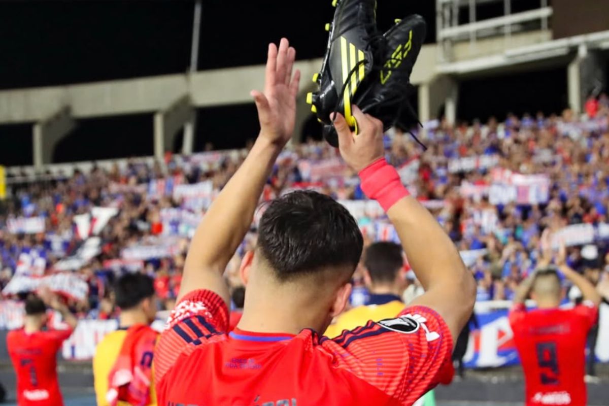 Hinchas aplauden a jugador de la U