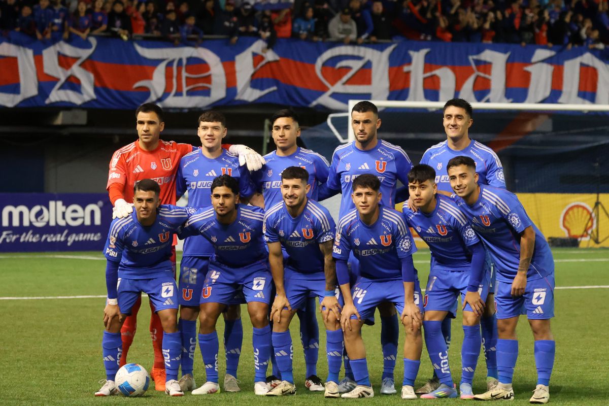 La U hinchas aplauden a volante