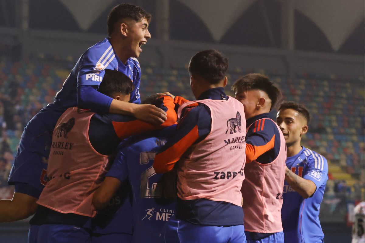 La patrulla juvenil de la U sacando la cara (1)