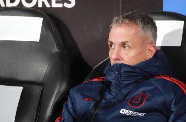 El DT de la U viendo cómo fue ampliamente superado por el rival.