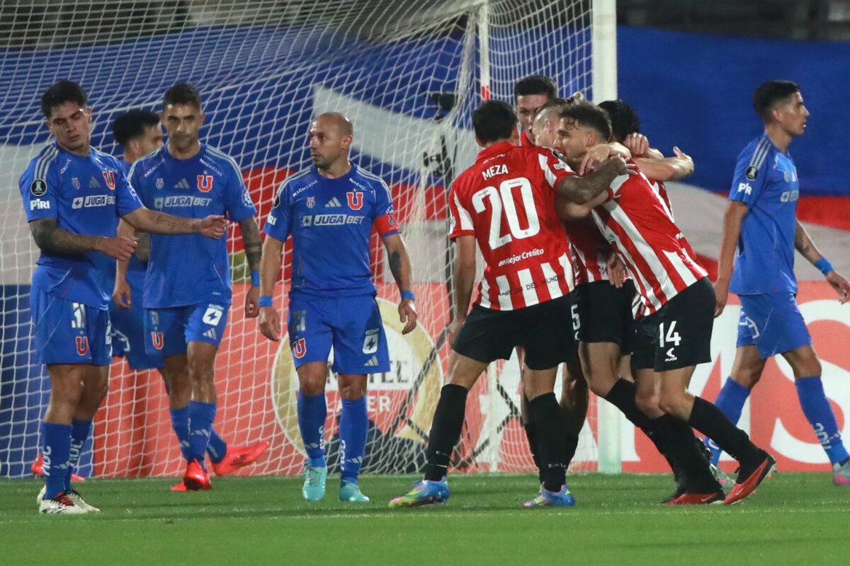 Estudiantes celebra su victoria sobre la U en Santiago.