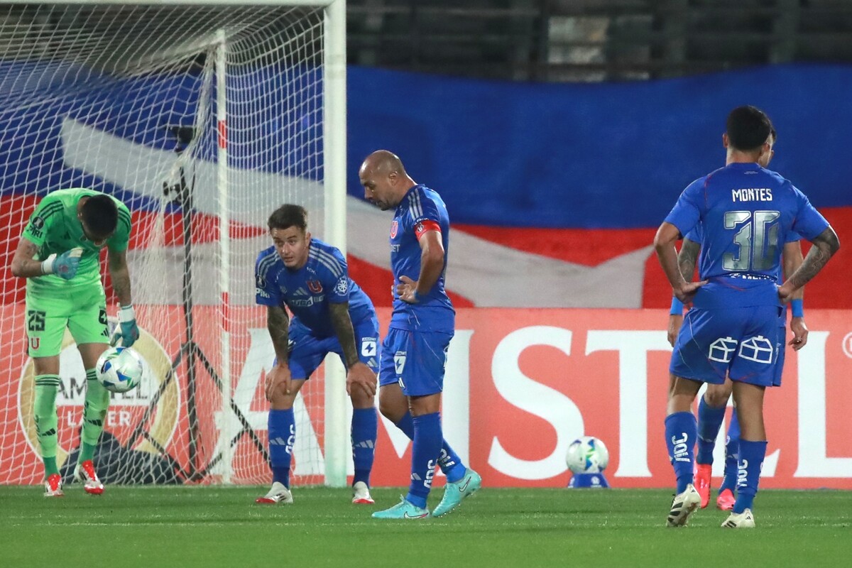 Los jugadores de la U cabizbajos tras la goleada de Estudiantes.