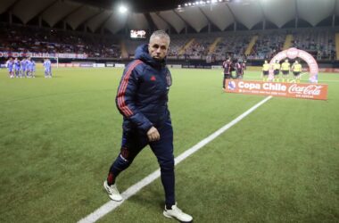 Gustavo Álvarez caminando por el césped del Bicentenario de La Florida.