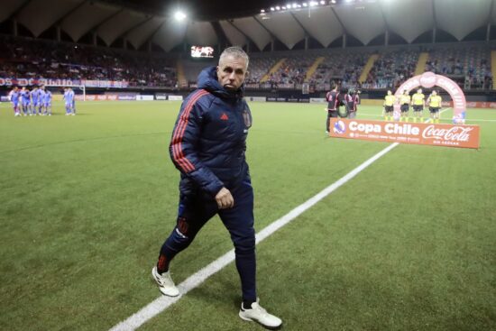 Gustavo Álvarez caminando por el césped del Bicentenario de La Florida.