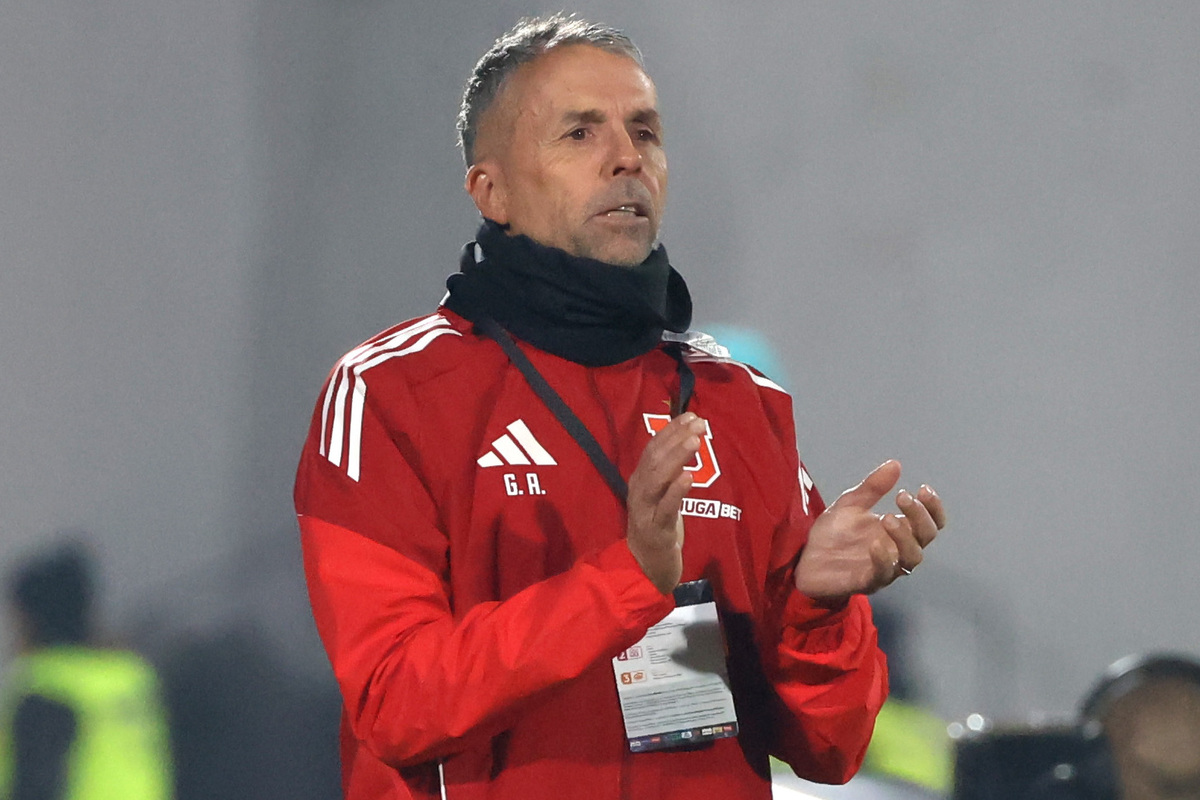 Gustavo Álvarez aplaudiendo vistiendo indumentaria de la U.