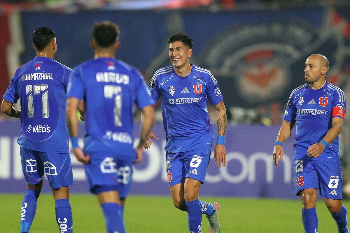 Los jugadores de la U celebrando un gol.