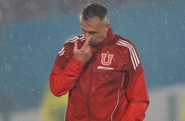 El DT de la U bajo la lluvia en el Nacional.