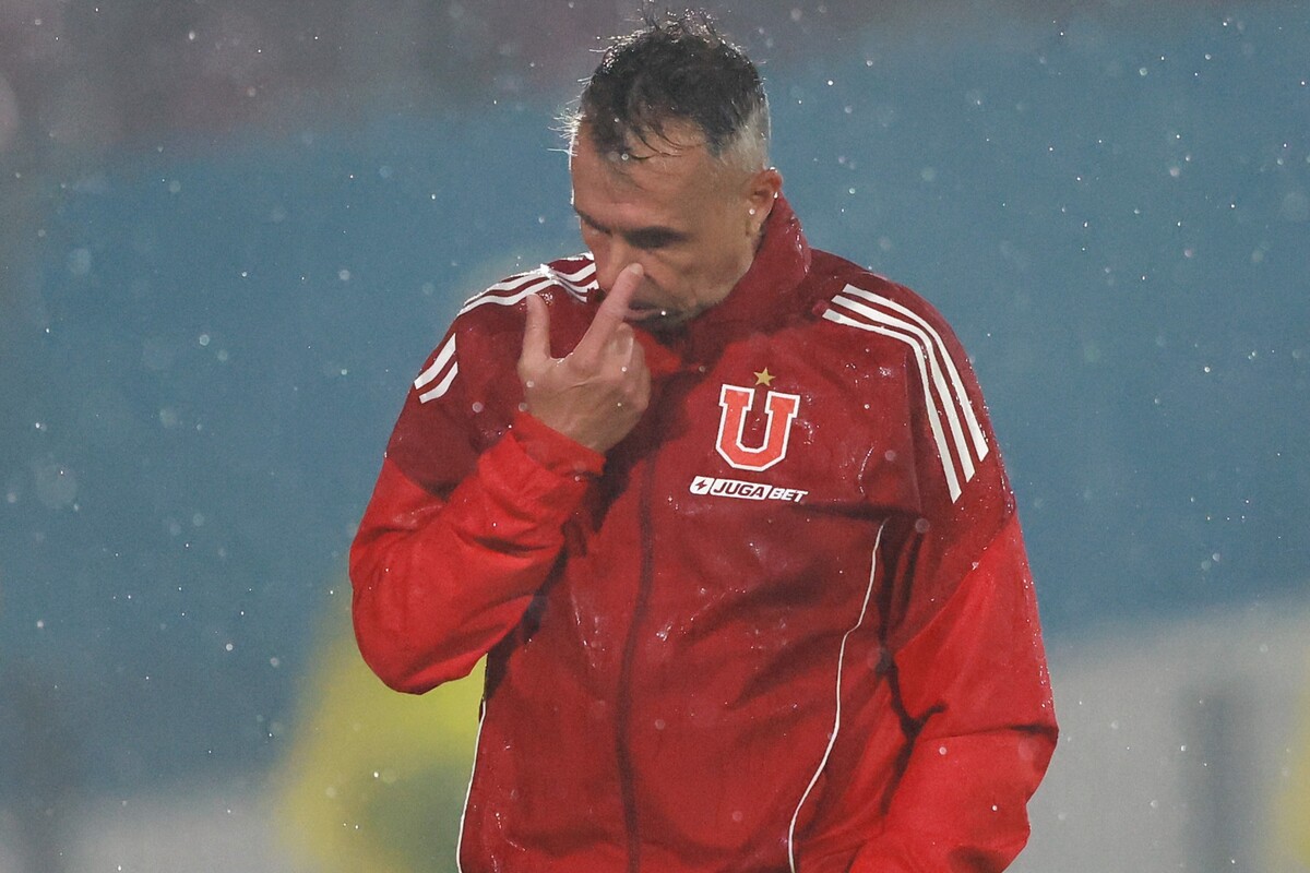 El DT de la U bajo la lluvia en el Nacional.