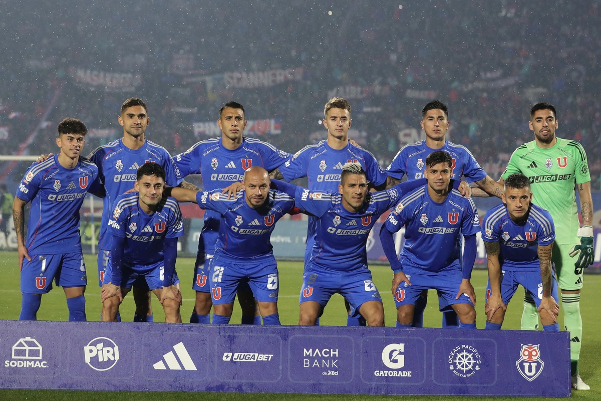 Formación de la U ante Huachipato.