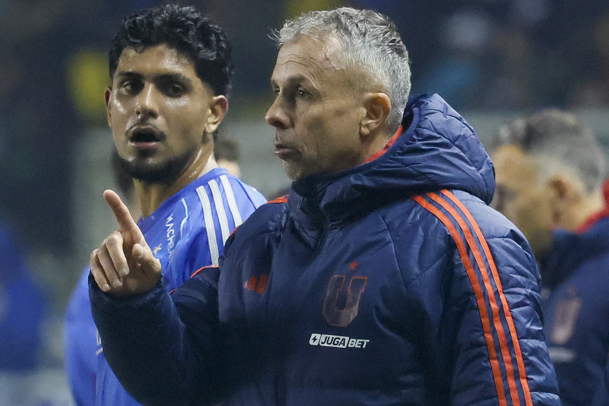 Gustavo Álvarez repartiendo indicaciones en partido de Universidad de Chile.