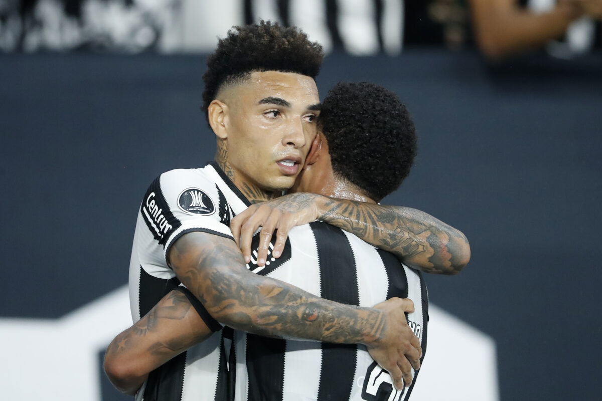 Futbol, Botafogo vs Universidad de Chile. Fase de grupos, Copa Libertadores 2025. El jugador de Botafogo Igor Jesus, centro, celebra su gol durante el partido de copa libertadores por el grupo A contra Universidad de Chile disputado en el estadio Nilton Santos en Rio de Janeiro, Brasil. 27/05/2024 DiaEsportivo/Photosport Football, Botafogo vs Universidad de Chile. Group stage, Copa Libertadores 2025. Botafogo’s player Igor Jesus, center, celebrates his goal during the copa libertadores match for group A against Universidad de Chile at the Nilton Santos stadium in Rio de Janeiro, Brazil. 27/05/2024 DiaEsportivo/Photosport