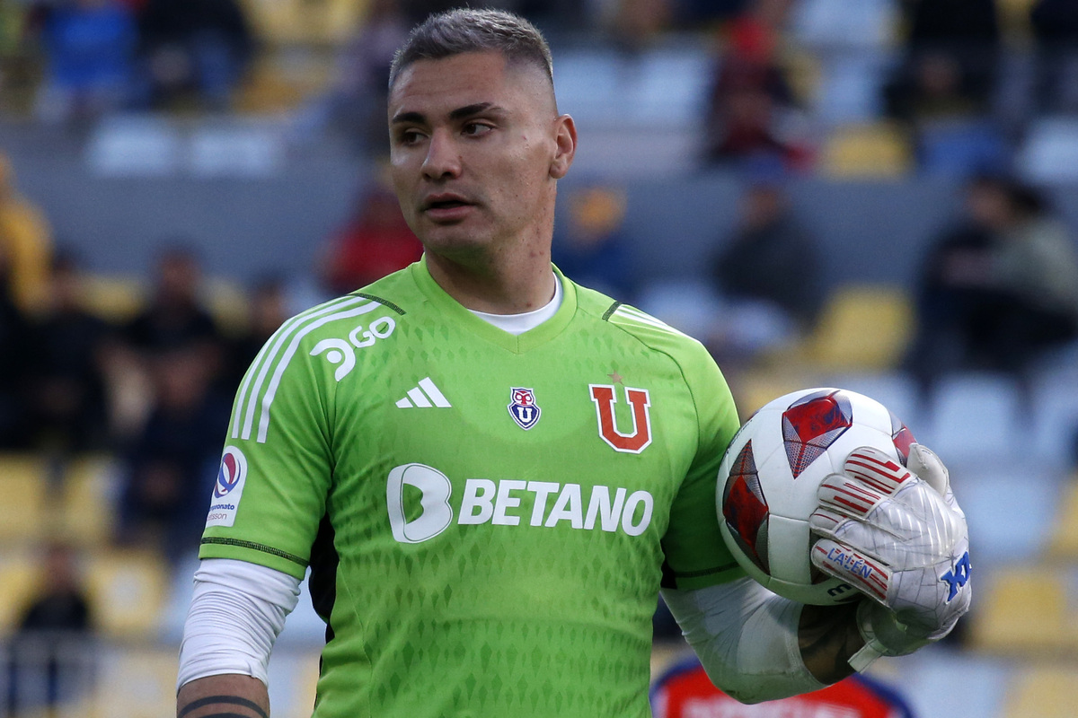 Primer plano de Cristóbal Campos con camiseta de Universidad de Chile.