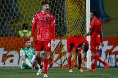 Jugadores de Universidad de Chile cabizbajos.
