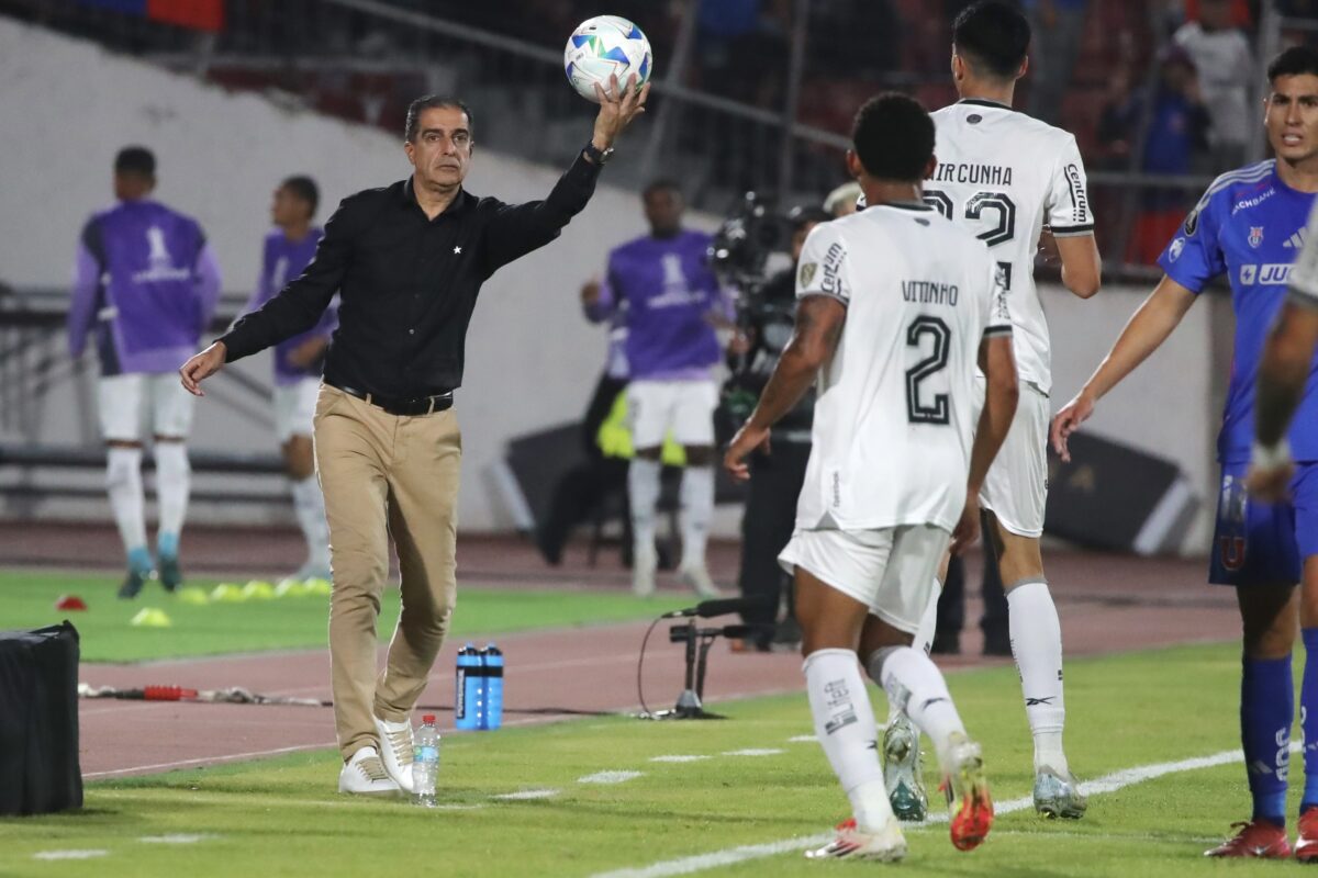 Renato Paiva, DT de Botafogo, dirigiendo en el Estadio Nacional.