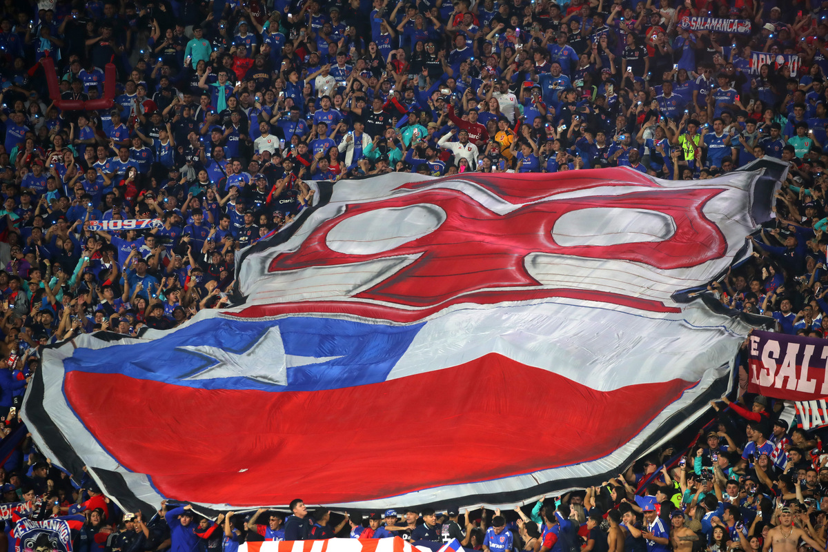 Hinchas de Universidad de Chile en el estadio Nacional.