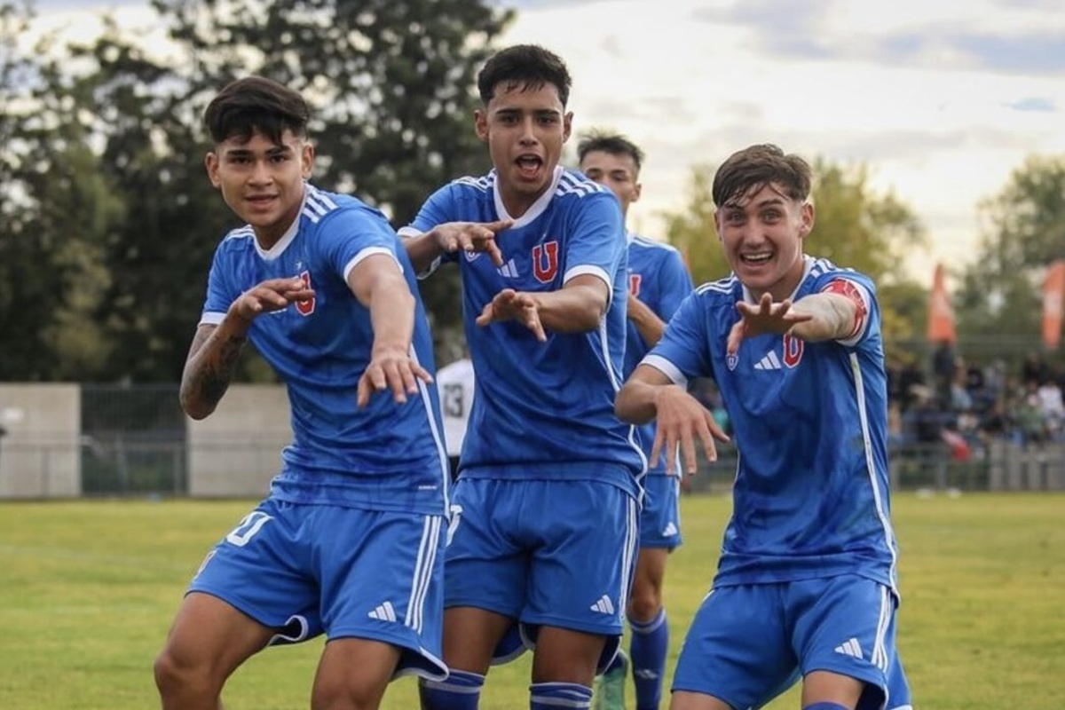 Juveniles de la U celebrando como Leandro Fernández.