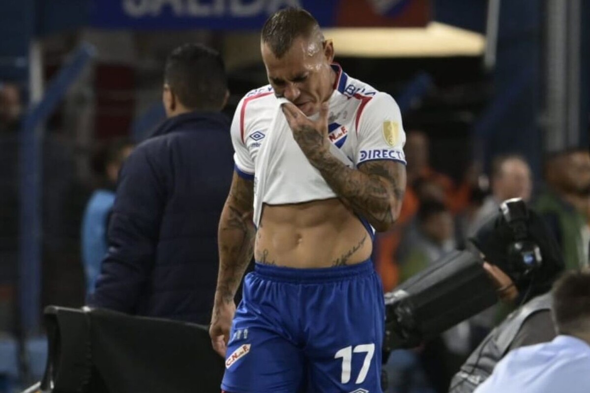 Eduardo Vargas ofuscado en Nacional.