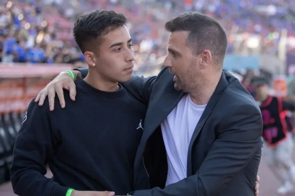 Lucas Assadi junto a Walter Montillo en el Clásico Universitario.