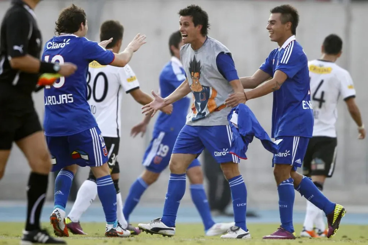 Diego Rivarola celebrando un gol en un Superclásico entre Universidad de Chile y Colo Colo.