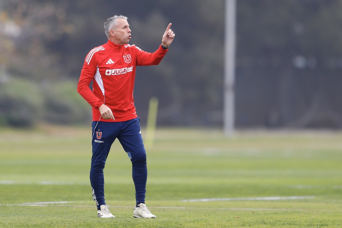 Álvarez dirigiendo una práctica de la U.