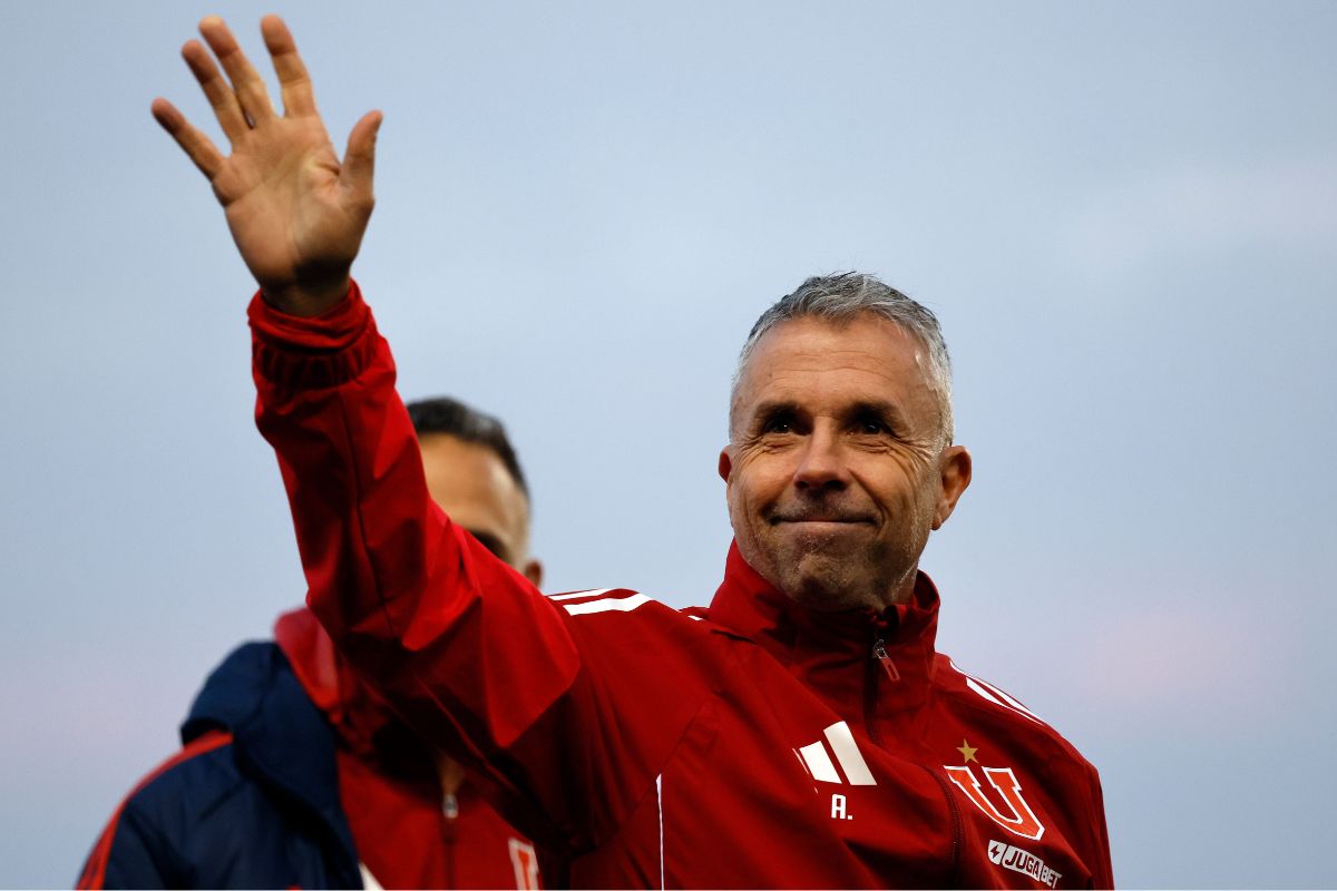 Gustavo Álvarez recibiendo cariño