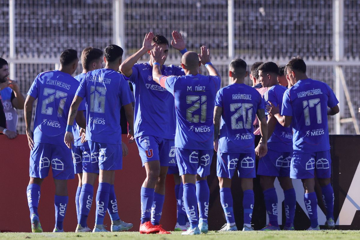 Leandro Fernández celebrando un gol con la U.