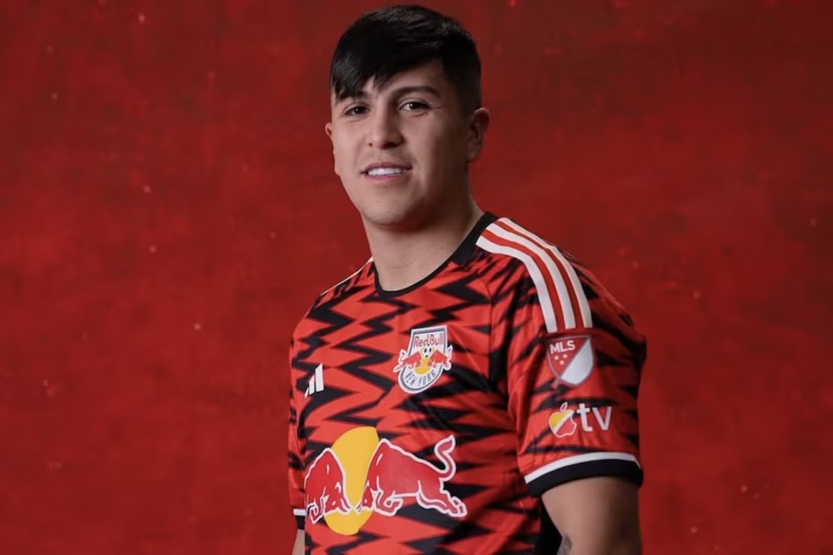 Morales vistiendo los colores de los Red Bulls.