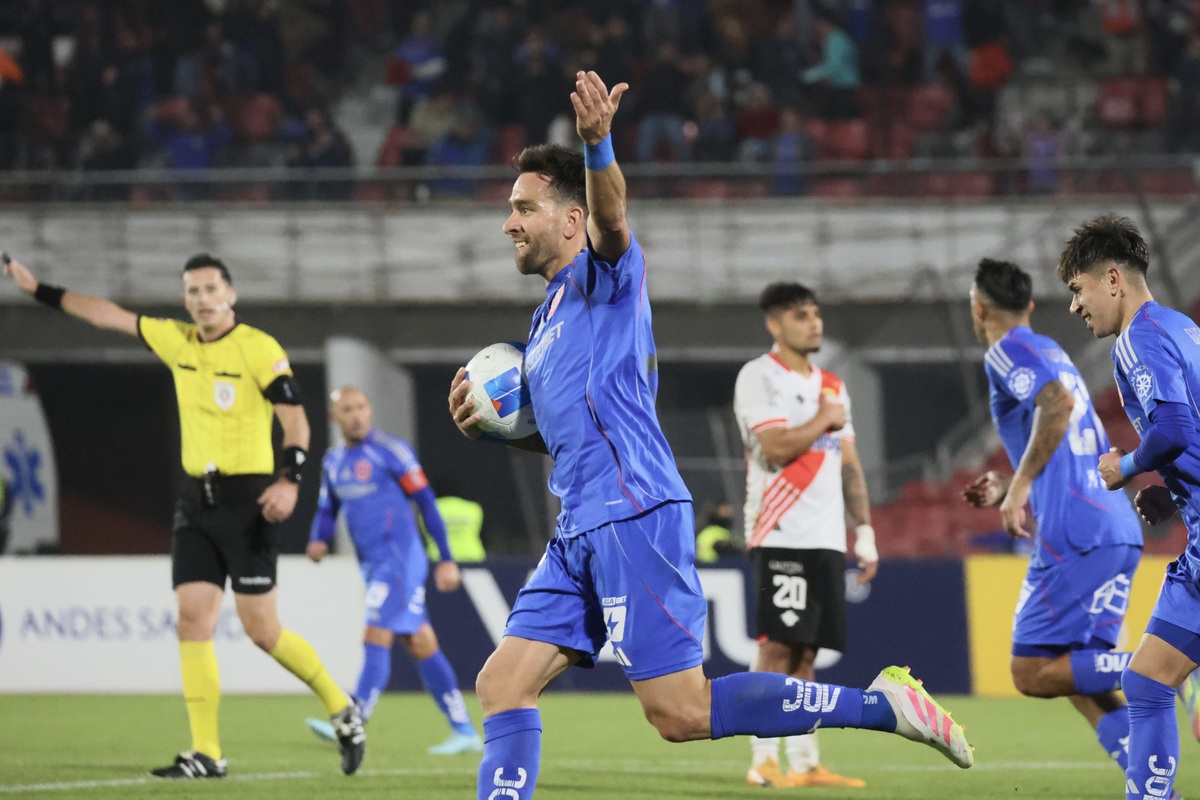 Zaldivia festejando su gol sobre Curicó.