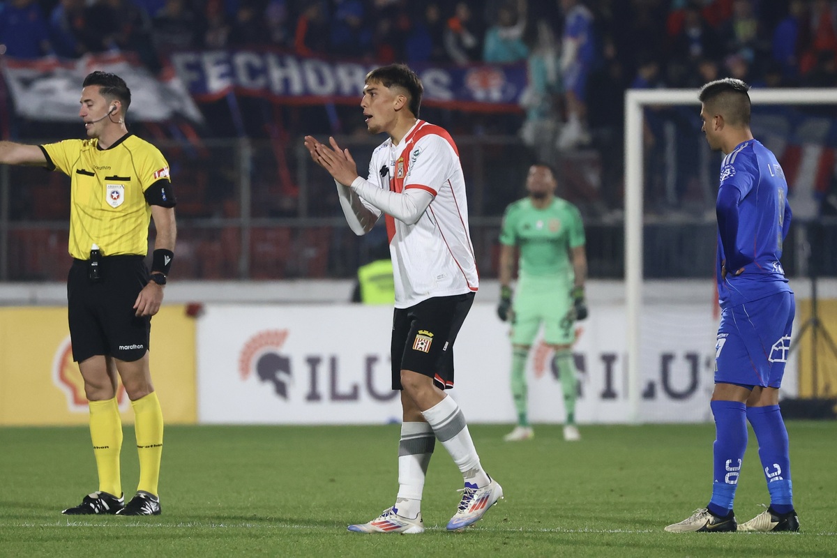 Fernández y Castellón de fondo lamentando la caída de la U ante Curicó.