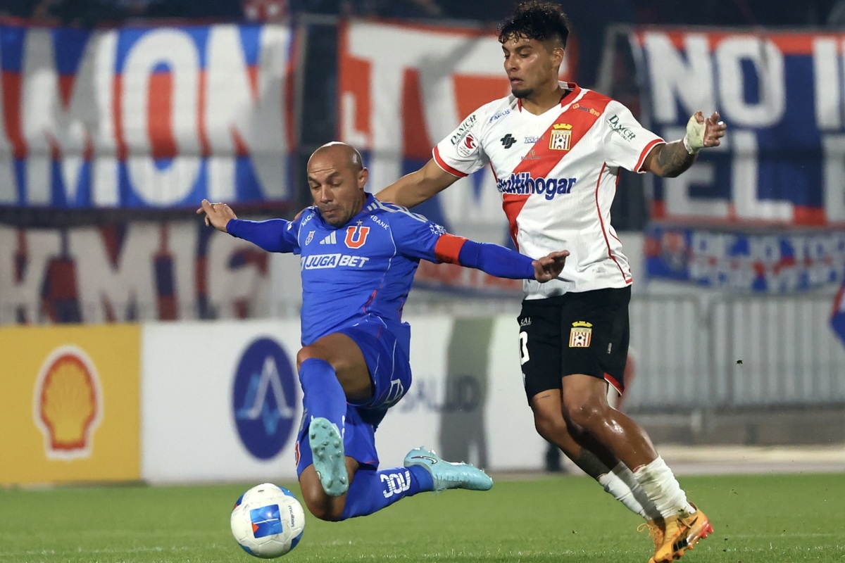 Díaz disputando un balón ante Curicó.