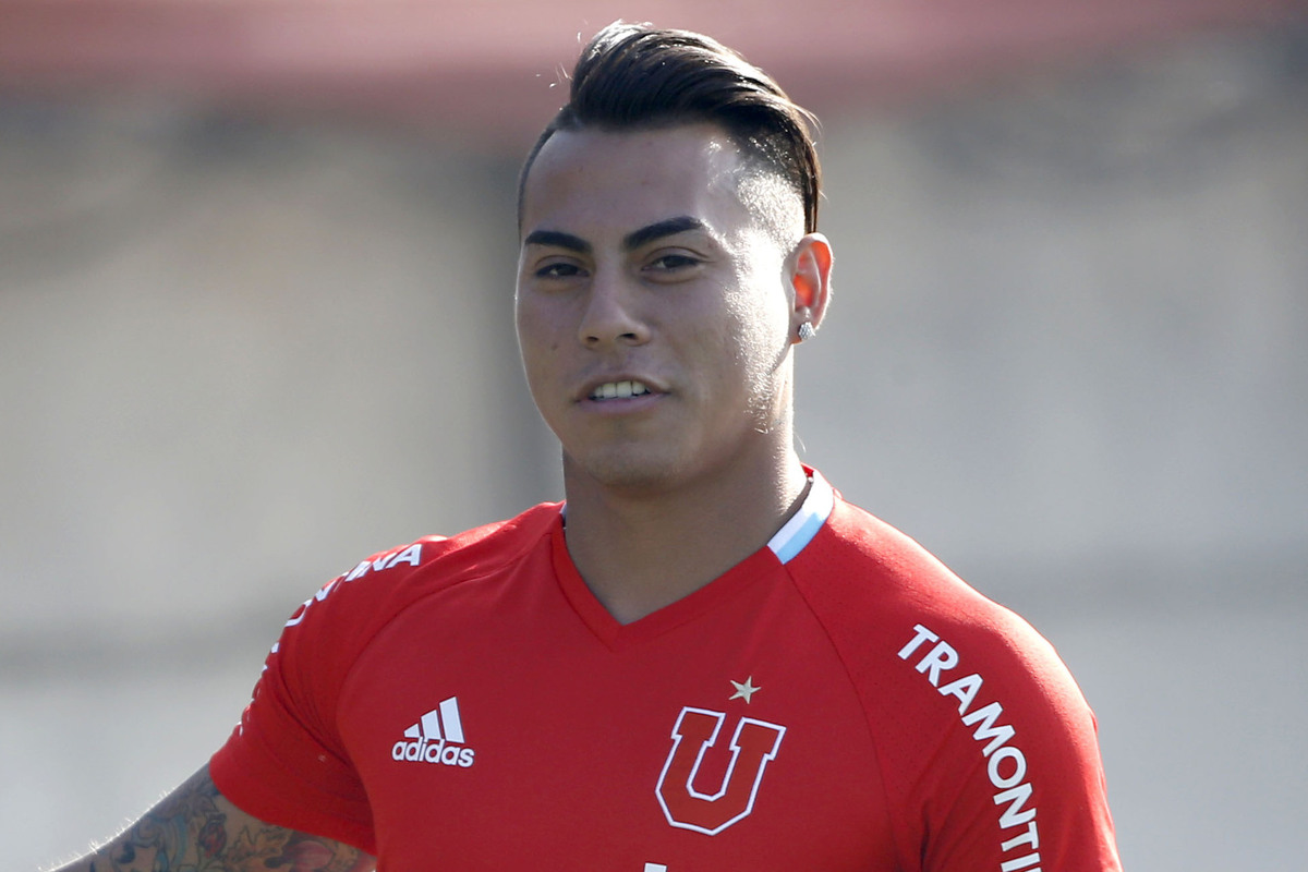 Eduardo Vargas con camiseta de Universidad de Chile.