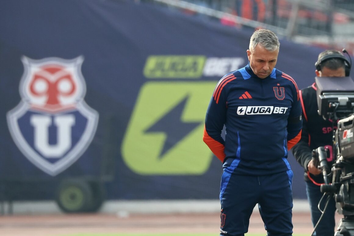 Álvarez dirigiendo a la U.